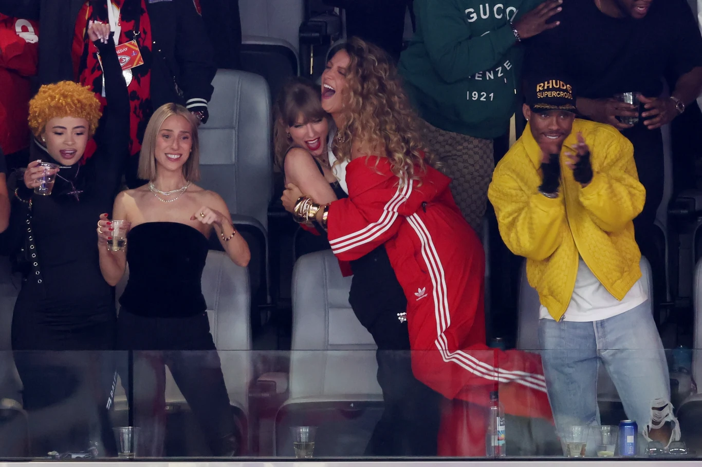 Taylor Swift i Blake Lively świetnie bawiące się podczas Super Bowl