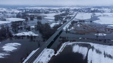 Rozlewisko rzeki Wieprz. Jak prognozuje IMGW, przez najbliższy tydzień w wielu miejscach Polski będzie w miarę ciepło, ale pochmurnie i deszczowo