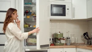 Weź kartkę papieru i włóż między drzwi lodówki. Rozwiążesz uciążliwy problem i zaoszczędzisz