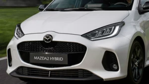 Mazda 2 po liftingu szeroko się uśmiecha. Już nie pomylisz jej z Yarisem