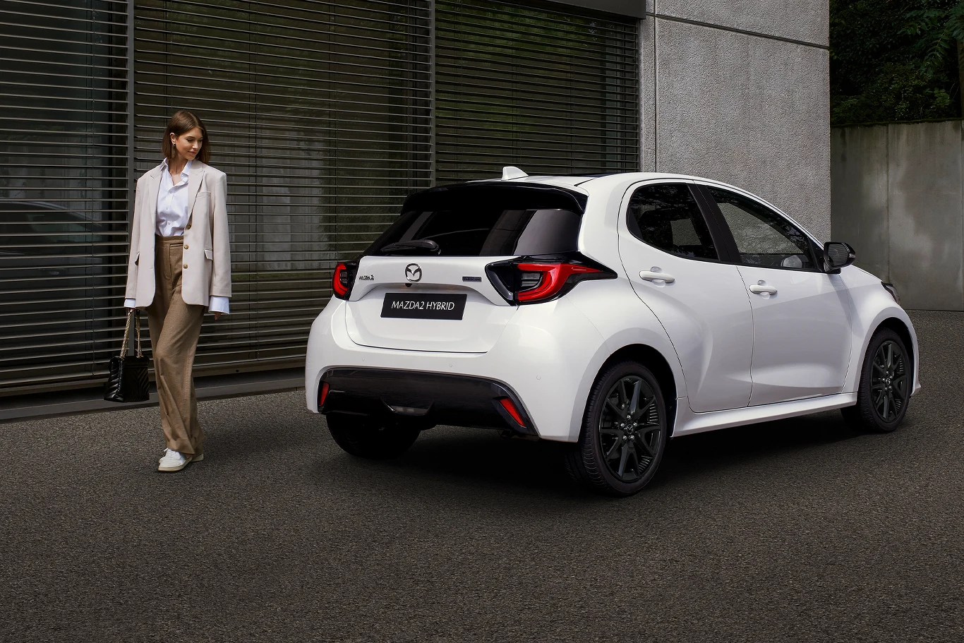 Mazda 2 Hybrid po liftingu ma inną klapę bagażnika oraz zupełnie nowy pas przedni.
