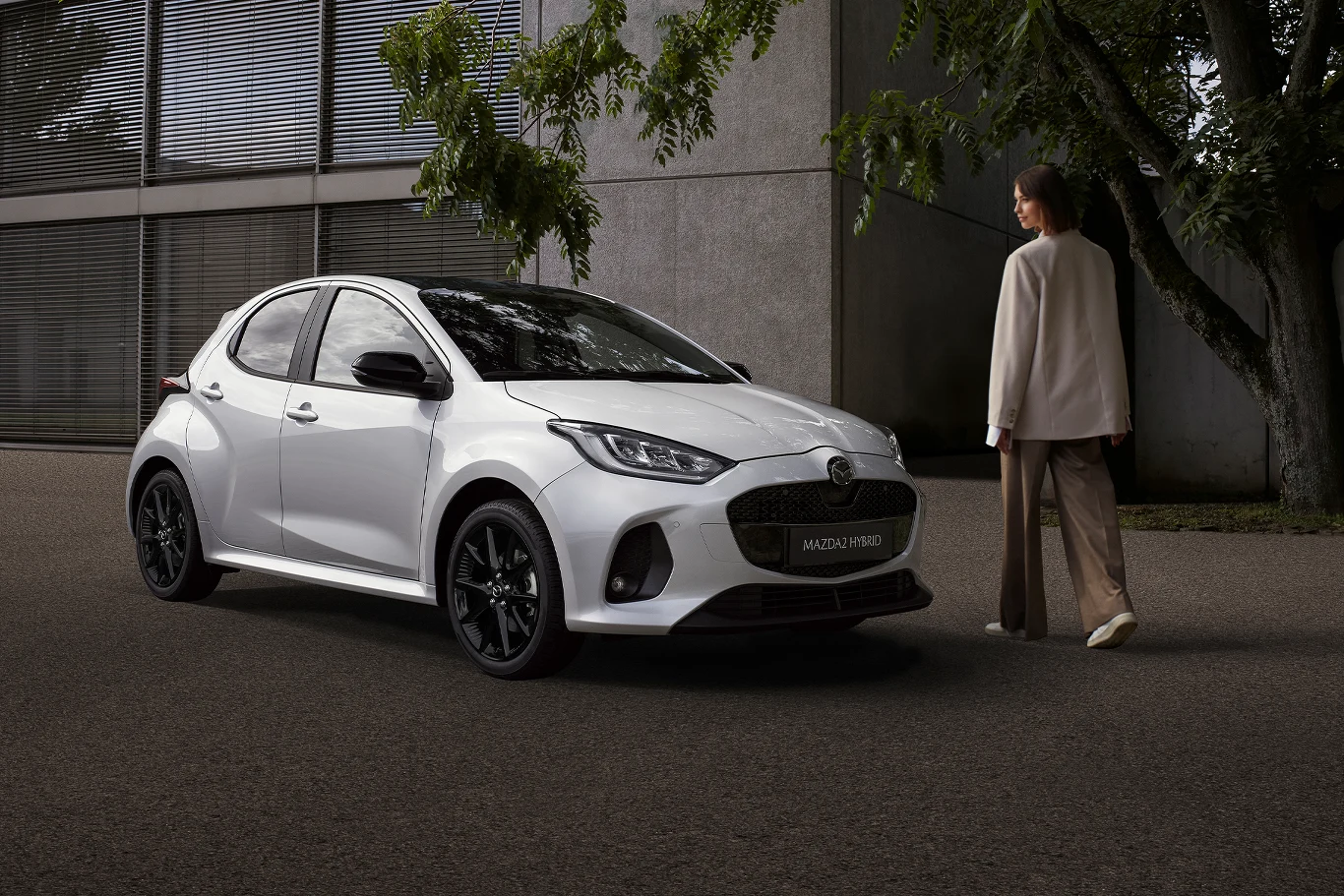 Mazda 2 Hybrid po liftingu szeroko się uśmiecha. Teraz nie pomylą jej z Toyotą Yaris