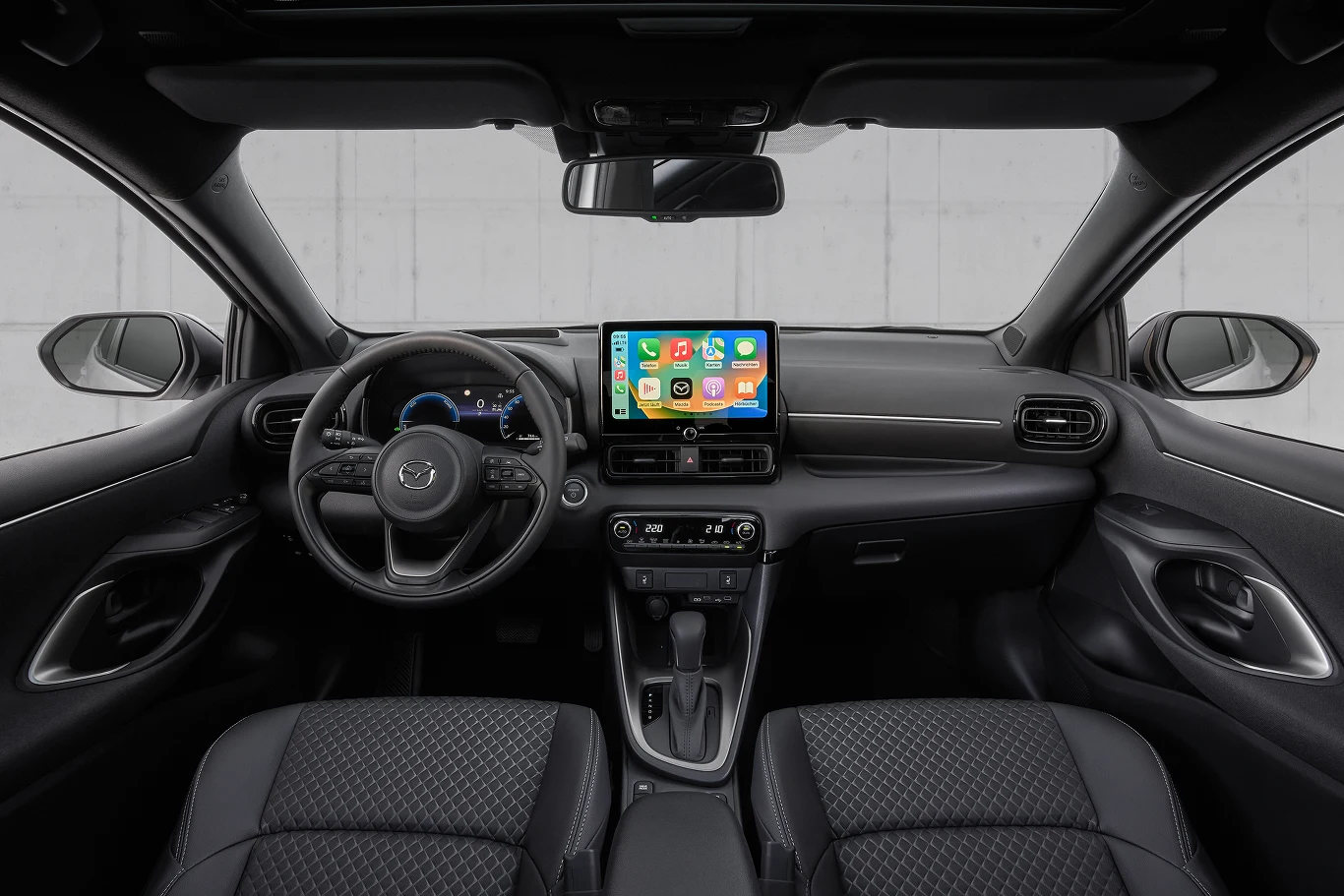 Mazda 2 Hybrid po liftingu otrzymuje większy wyświetlacz. W topowej specyfikacji Homura Plus ma nawet cyfrowe wskaźniki