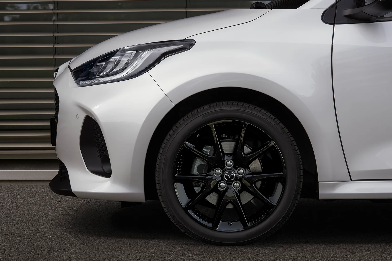 Mazda 2 Hybrid po liftingu występuje z hybrydową jednostką 1.5 o mocy 116 KM