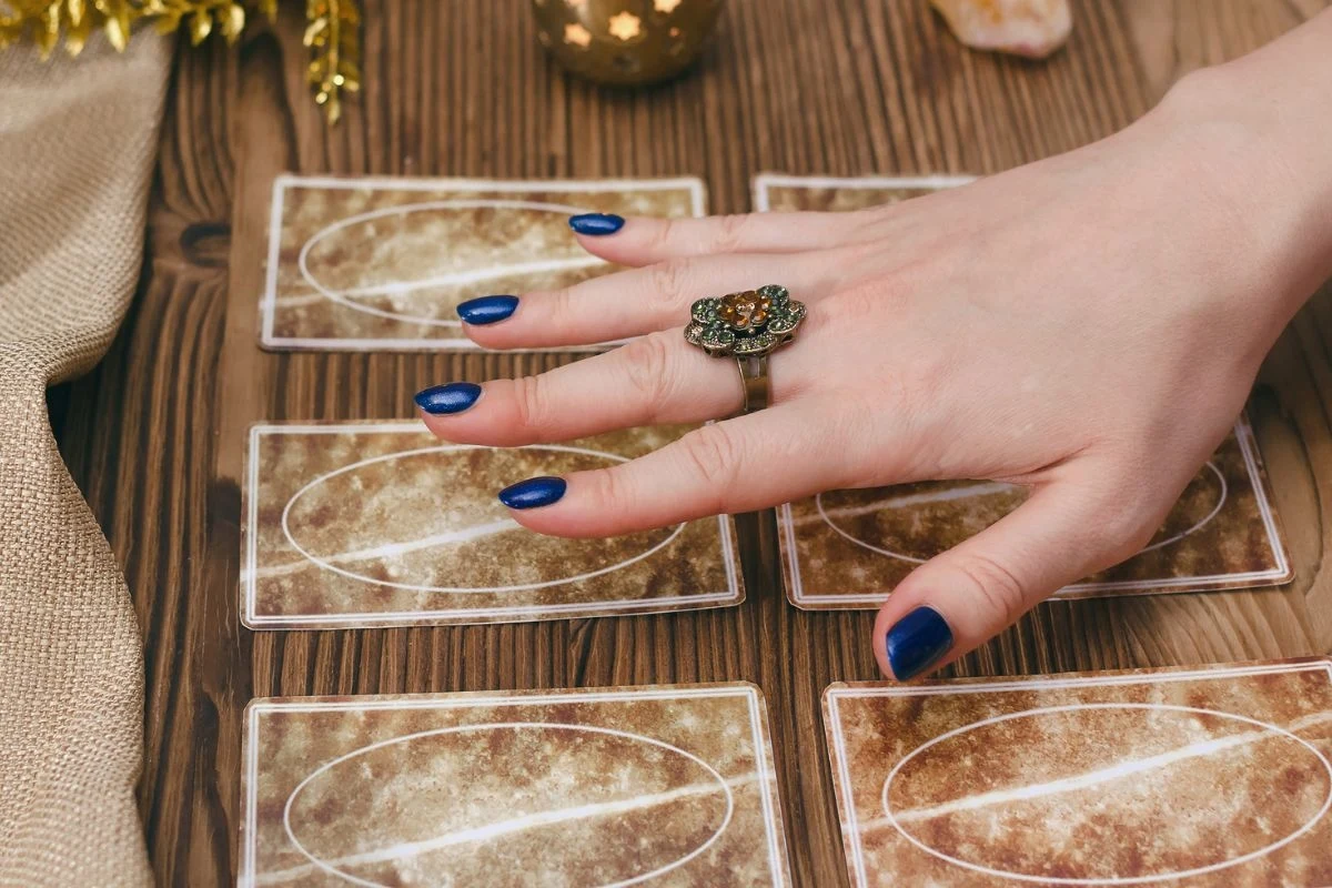 Wróżby andrzejkowe to bardzo stara tradycja. Nasi przodkowie wierzyli, że dzięki nim poznają przyszłość