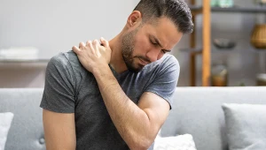 Dyskopatia szyjna prowadzi do bólów szyi i głowy, pojawia się też sztywność w karku