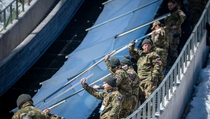 Tory w Planicy ochraniane przez żołnierzy