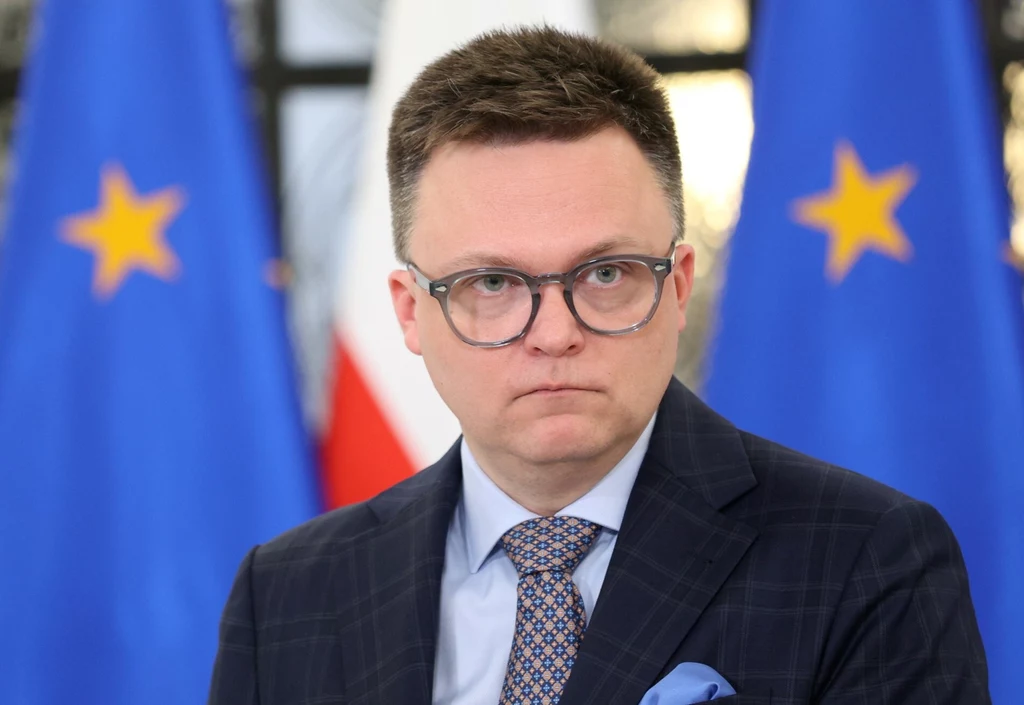 Kierowca Szymona Hołowni zatrzymał się na ścieżce rowerowej.