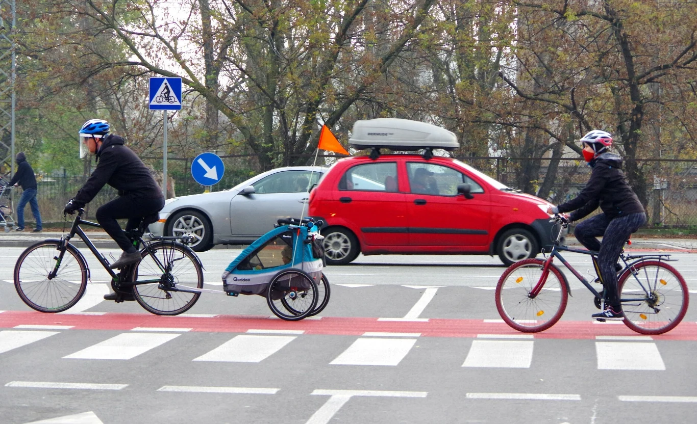 Rowerzysta ma pierwszeństwo, gdy jest na przejeździe. Ale co gdy dopiero się do niego zbliża? Rowerzysta ma pierwszeństwo, gdy jest na przejeździe. Ale co gdy dopiero się do niego zbliża?