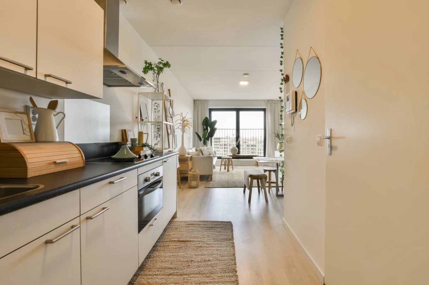 Długa, wąska kuchnia to przestrzeń trudna do zaaranżowania. Istnieją jednak metody, by stworzyć z niej przestrzeń funkcjonalną i piękną. Długa, wąska kuchnia to przestrzeń trudna do zaaranżowania. Istnieją jednak metody, by stworzyć z niej przestrzeń funkcjonalną i piękną.