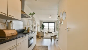 Wąska kuchnia w bloku to spore wyzwanie. Zaprojektuj ją w ten sposób, a będzie funkcjonalna