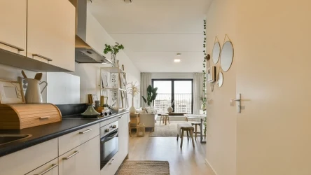 Długa, wąska kuchnia to przestrzeń trudna do zaaranżowania. Istnieją jednak metody, by stworzyć z niej przestrzeń funkcjonalną i piękną. 