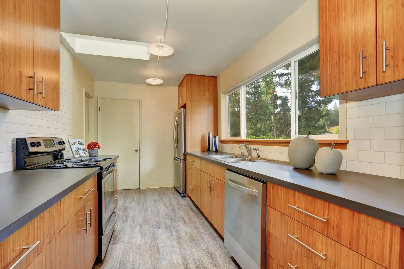 Kuchnia może być estetyczna i praktyczna nawet wtedy, gdy jest wąska i ciasna. Kuchnia może być estetyczna i praktyczna nawet wtedy, gdy jest wąska i ciasna.