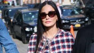 Krata w modnym wydaniu. Demi Moore założyła stylowy komplet