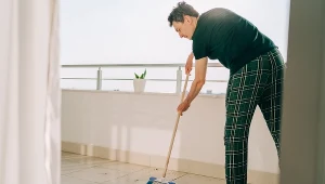 Płytki balkonowe zmatowiały przez zimę? Nic nie szkodzi, w ten sposób szybko przywrócisz im blask 