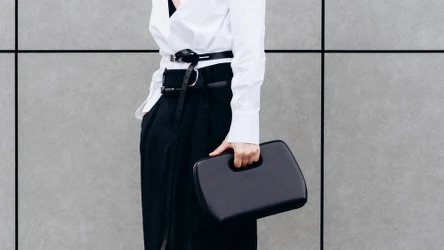 Spodnie ze szerokimi nogawkami i wysokim stanem — modowy hit na jesień 2024