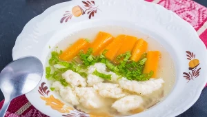 Liście lubczyku najczęściej stosowane są jako dodatek do zup. Pomagają na trawienie, stawy czy bóle menstruacyjne