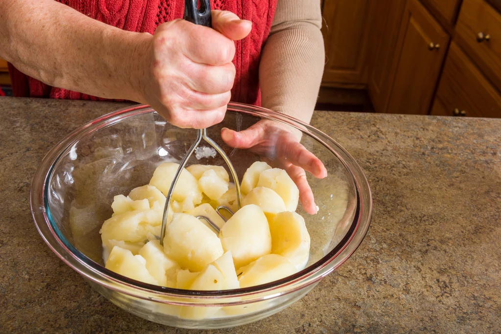 Do przygotowania placków ziemniaczanych możemy wykorzystać także ugotowane ziemniaki