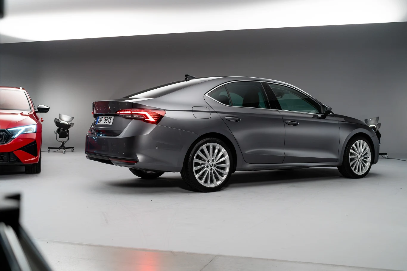 Skoda Octavia po liftingu otrzymała nowe reflektory i tylne lampy. Sygnatura świateł LED nieznacznie różni się od poprzedniej wersji