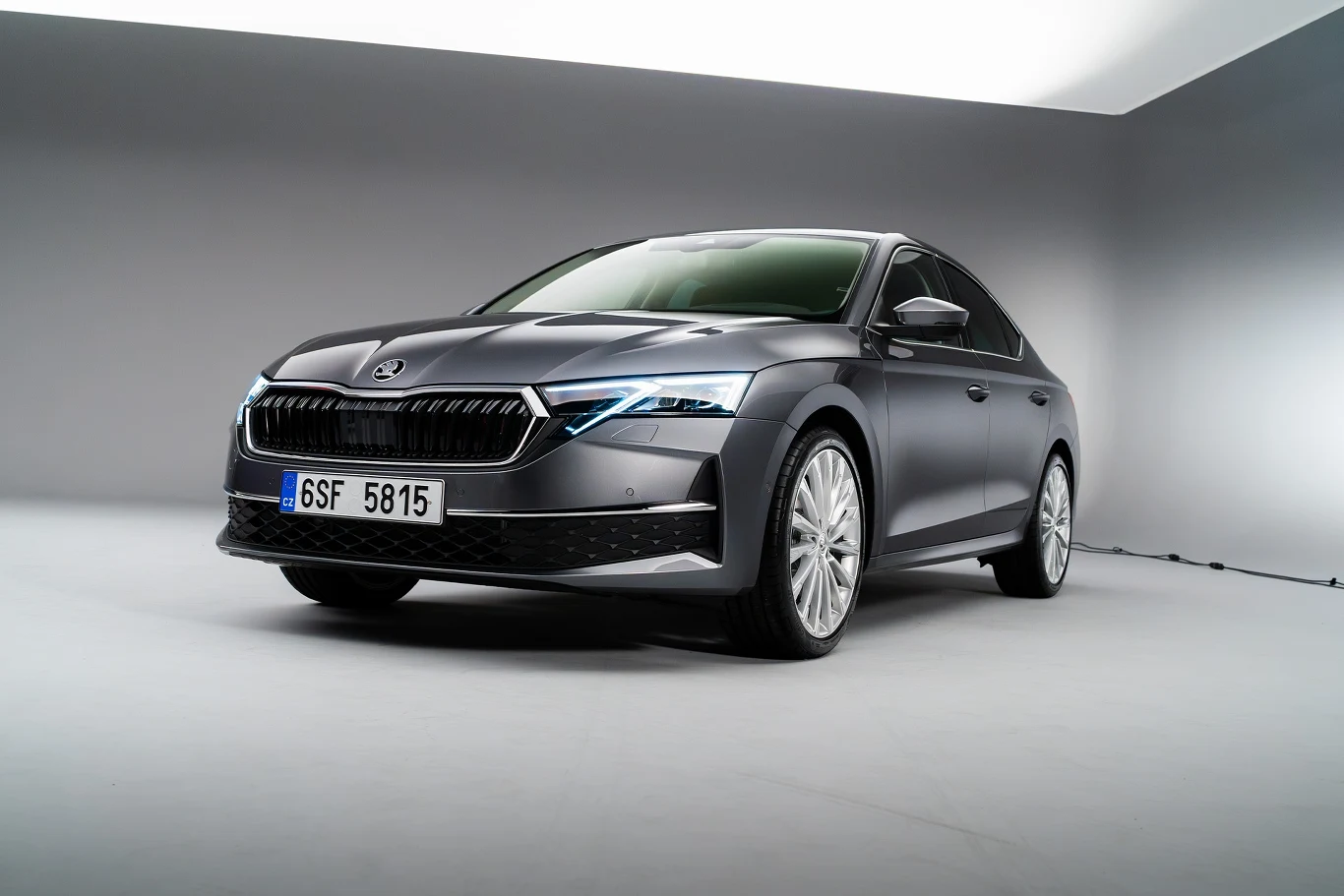 Skoda Octavia po liftingu. Na drodze rozpoznacie ją po nowych światłach i przemodelowanych zderzakach