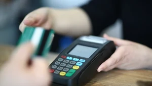 Bank zablokował konto klientce przebywającej na wakacjach we Francji. Kobieta mieszkająca w Polsce na stałe ma rosyjskie obywatelstwo. Zdj. ilustracyjne