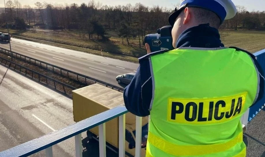 Policjanci coraz częściej sprawdzają przestrzeganie przez kierowców zasady 2 sekund