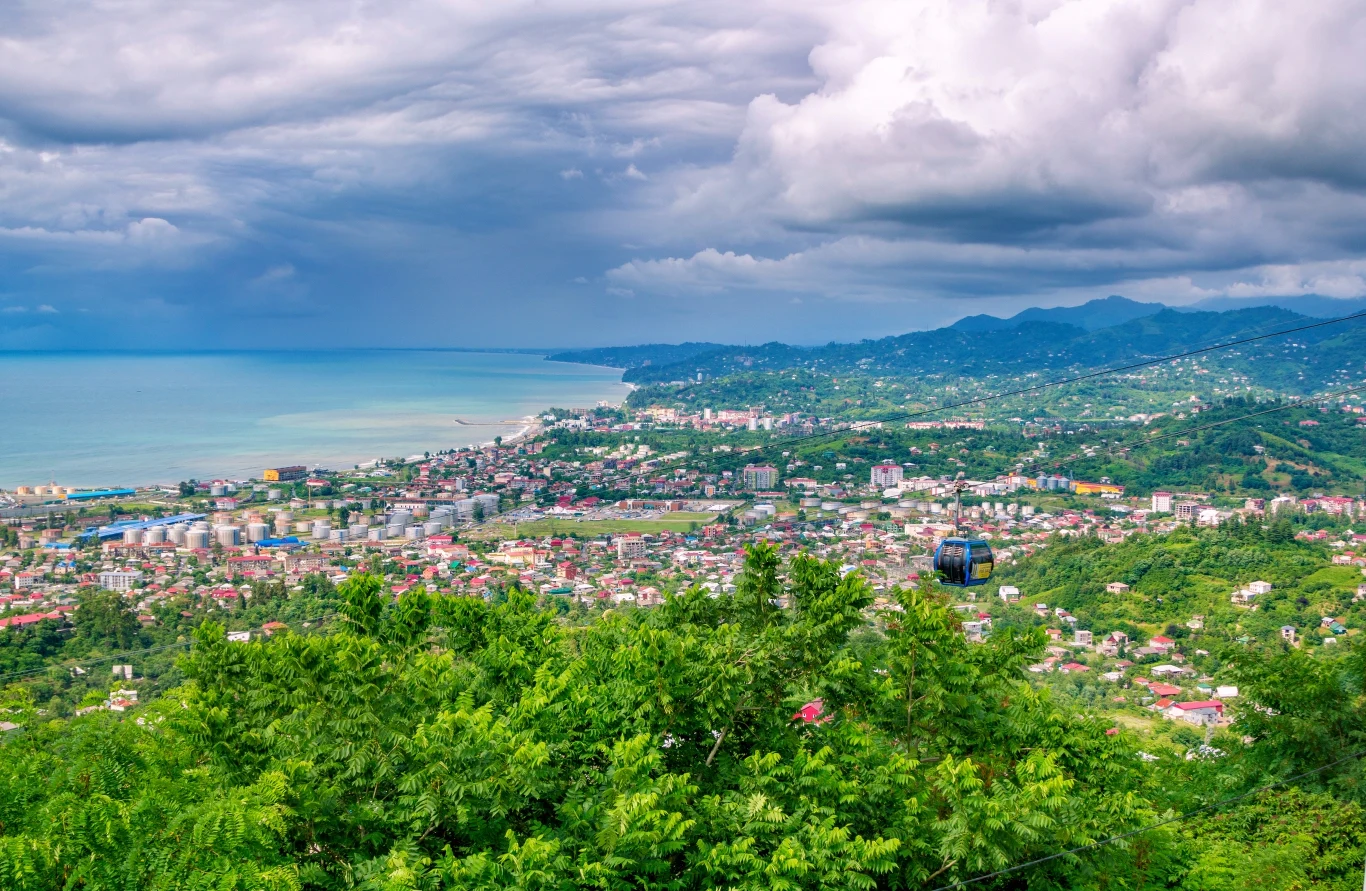 Kolejna linowa w Batumi oferuje turystom spektakularne widoki na miasto i jego okolicę Kolejna linowa w Batumi oferuje turystom spektakularne widoki na miasto i jego okolicę