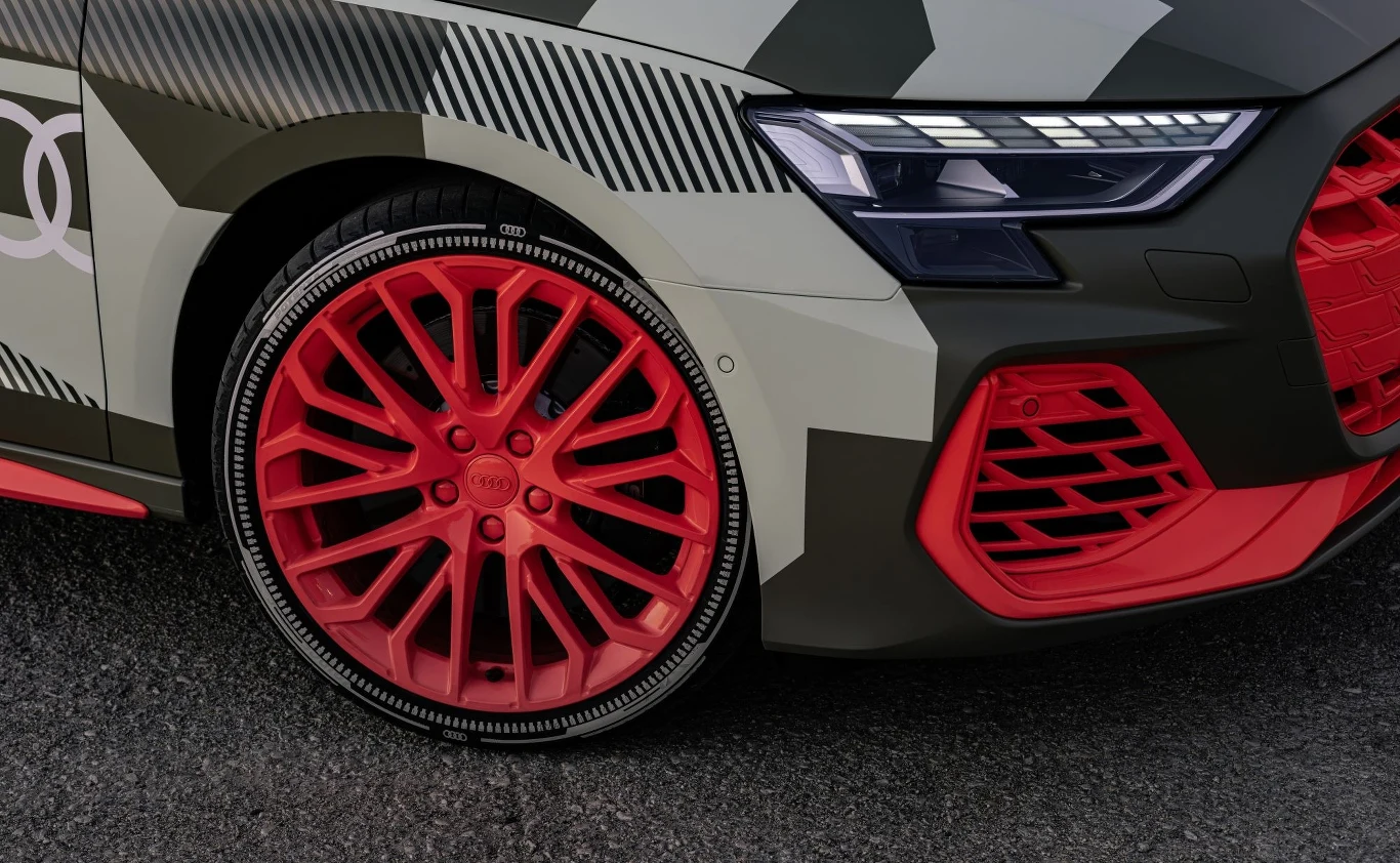 Audi S3 po modernizacji wyróżnia się również większym negatywem przednich kół.