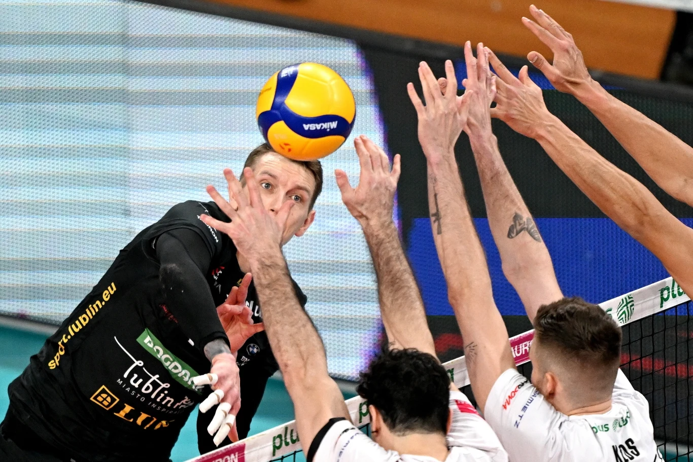 Damian Schulz w ataku w meczu z Asseco Resovią