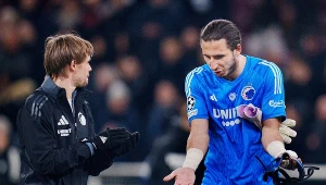 Kamil Grabara (P) po meczu z Manchesterem City w Lidze Mistrzów