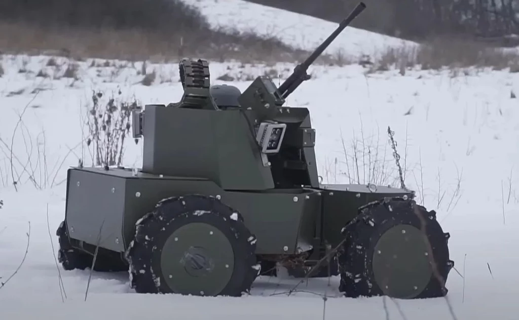 Ukraiński bezzałogowy pojazd naziemny (UGV) o nazwie "Furia", który został wyposażony w karabin maszynowy PKT kal. 7,62 mm