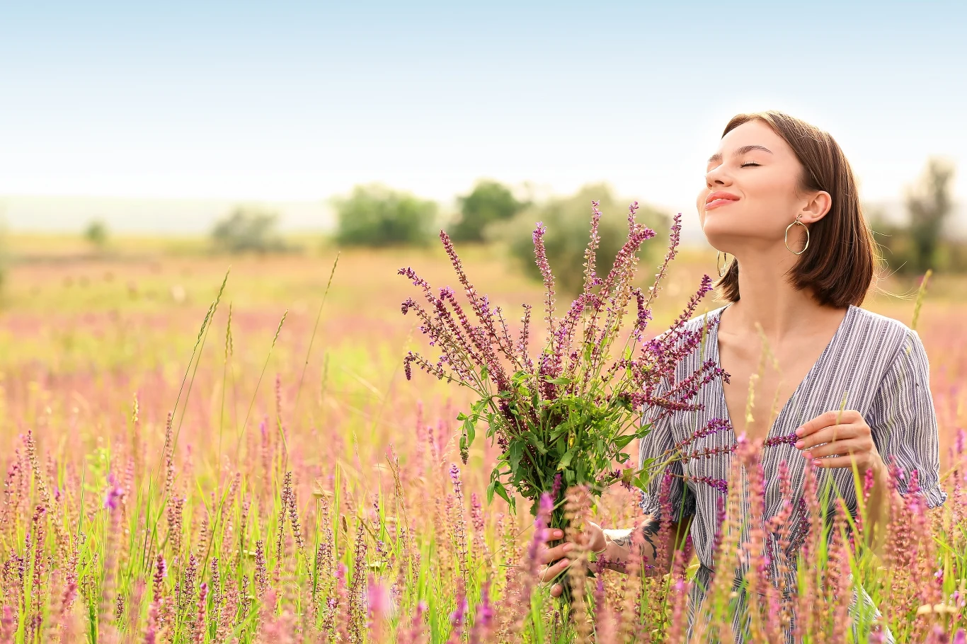 Imię Jaśmina jest bardzo kobiece i delikatne. Kobiety o tym imieniu są jednak pewne siebie. 