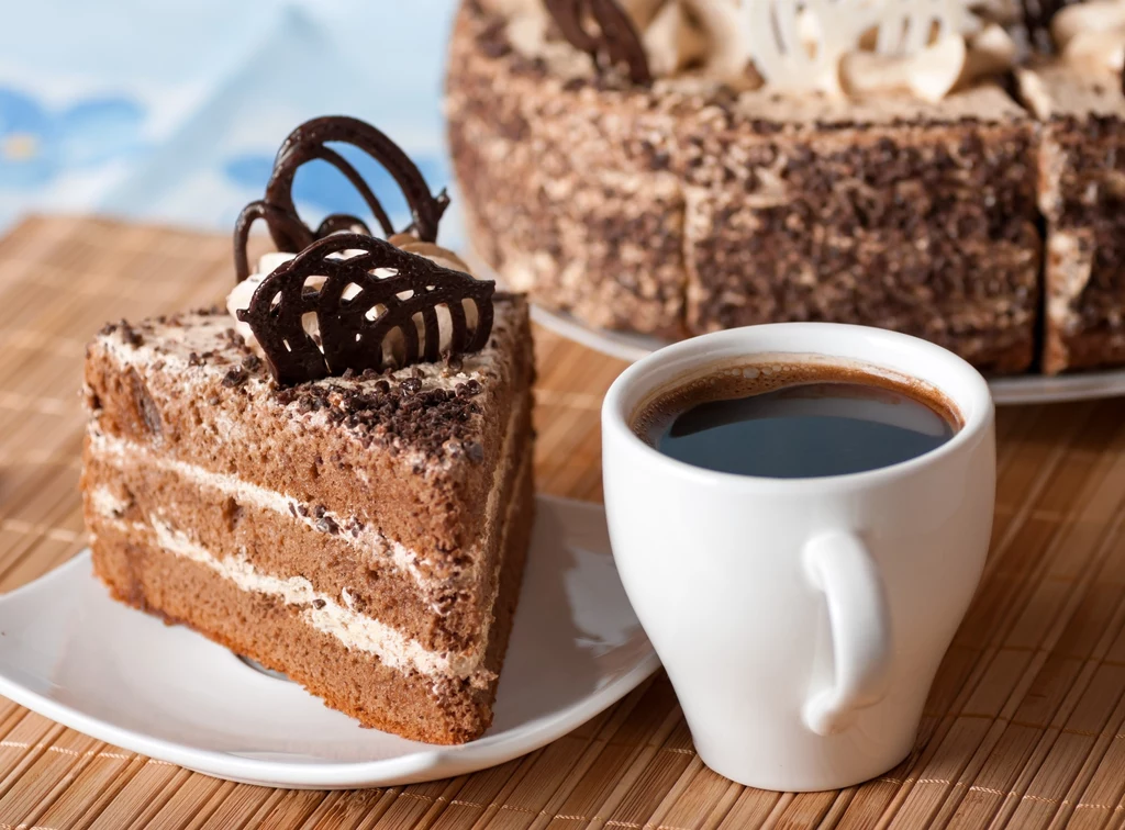 Białka możemy wykorzystać do słodkiego ciasta ombre