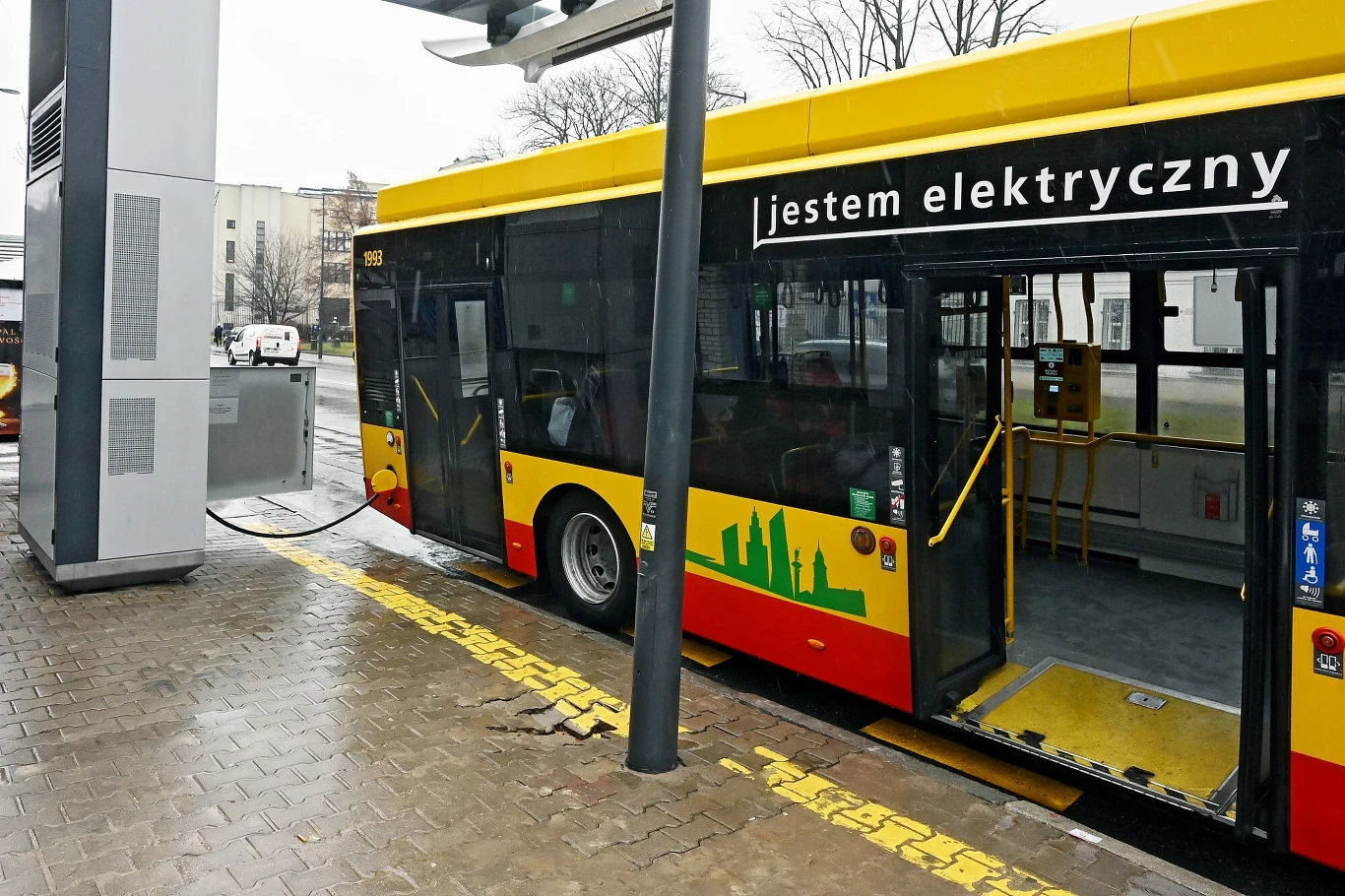 Autobusy Solaris Urbino 12 Electric można m.in. ładować przez wtyczkę 