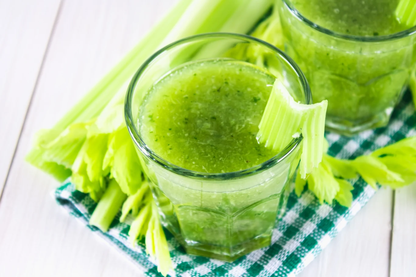 Seler naciowy jest doskonałą bazą zielonych koktajli. Działa oczyszczająco i moczopędnie Seler naciowy jest doskonałą bazą zielonych koktajli. Działa oczyszczająco i moczopędnie