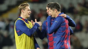 Frenkie de Jong (pierwszy z lewej), a obok Robert Lewandowski