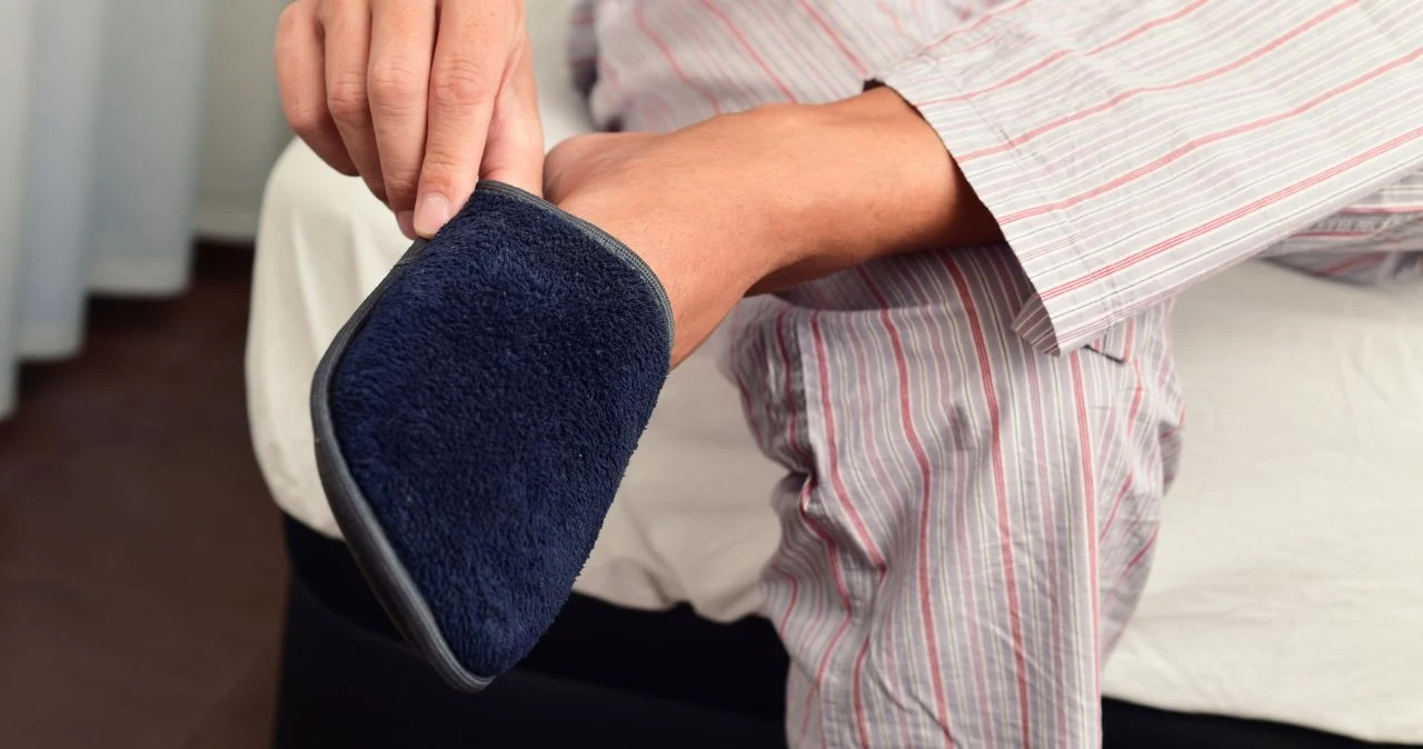 Kontroluj stan podeszwy w swoich kapciach. Jeśli jest uszkodzona, wyrzuć stare buty do kosza