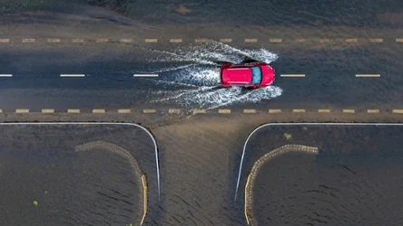 Wysoki poziom wody na rzece Widawie we Wrocławiu. Stan alarmowy na rzece przekroczony jest o 63 centymetry. Według IMGW w całym kraju sytuacja się uspokaja