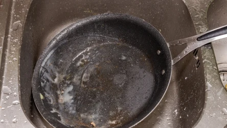 Skorupki jajek pomogą nam doczyścić patelnię