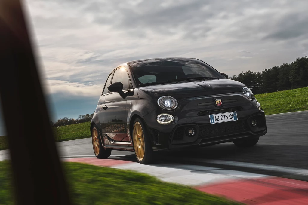 Abarth 695 “75 Anniversario”. To ostatni spalinowy zawadiaka, który trafi do sprzedaży