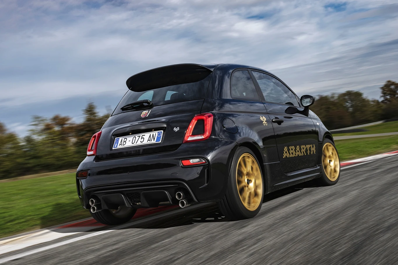 Abarth 695 “75 Anniversario” wyróżnia się czarnym lakierem i masą złotych dodatków