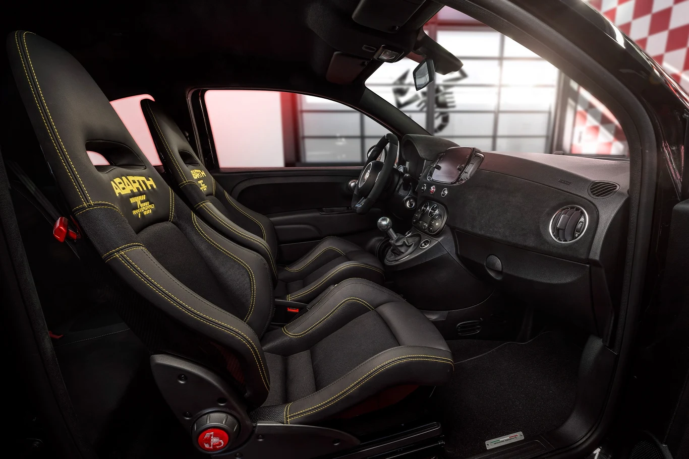 Abarth 695 “75° Anniversario” - czyli sportowe kubły, sporo alcantary i manualna skrzynia biegów