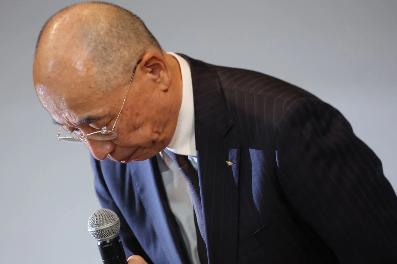 Toyota poinformowała o zmianach kadrowych w Daihatsu. Ze swoim stanowiskiem pożegnał się m.in. prezes marki, Soichiro Okudaira (na zdjęciu). Toyota poinformowała o zmianach kadrowych w Daihatsu. Ze swoim stanowiskiem pożegnał się m.in. prezes marki, Soichiro Okudaira (na zdjęciu).