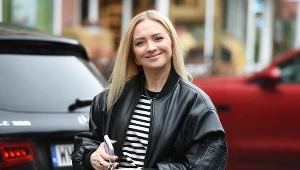 Optycznie wysmukla i wydłuża nogi. Nosi ją Barbara Kurdej-Szatan, a wkrótce zaleje ulice 