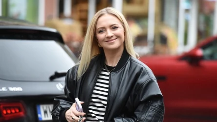 Barbara Kurdej-Szatan zaprezentowała się ostatnio w długiej jeansowej spódnicy, która będzie hitem nadchodzącego sezonu 