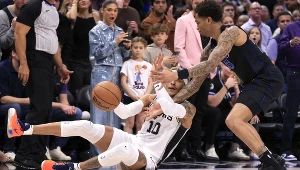 Jeremy Sochan (z piłką)