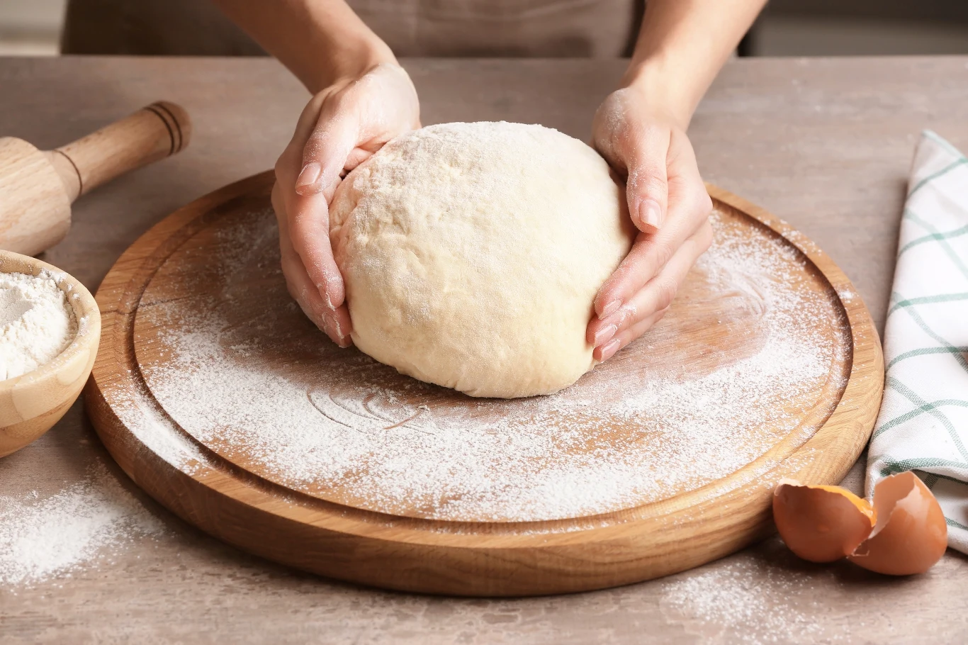 Sposób na wyrobienie ciasta drożdżowego, który rozwiąże problem bałaganu w kuchni i pobrudzonych rąk