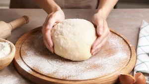 To ciasto drożdżowe zrobisz bez wyrabiania. Nie ubrudzisz rąk, a wyrośnie w mig