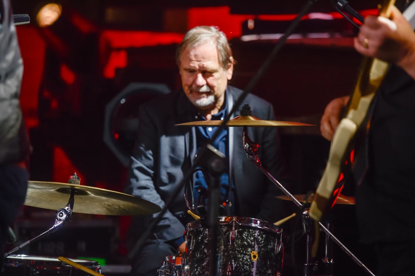 Pasją Chrisa Niedenthala jest gra na perkusji. 