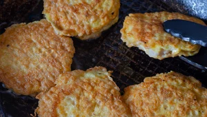 W PRL-u często gościł na stołach. Dziś mało kto pamięta to danie, a na głowę bije mielone